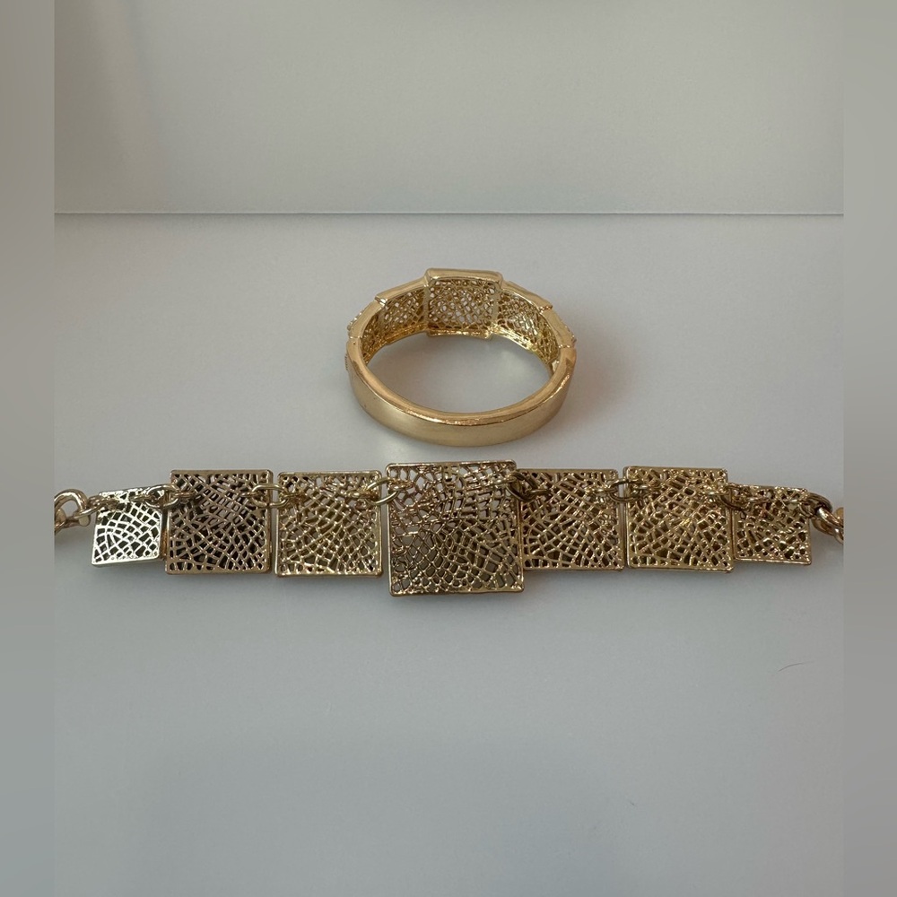BCBGMAXAZRIA Gold-Tone Statement Necklace & Bracelet Set Perfect for Holidays - Picture 7 of 9